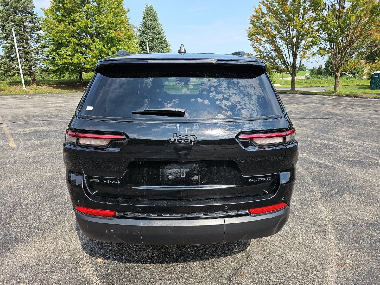 Used 2023 Jeep Grand Cherokee L Limited w/ Black Appearance Package AWD/4WD image 5
