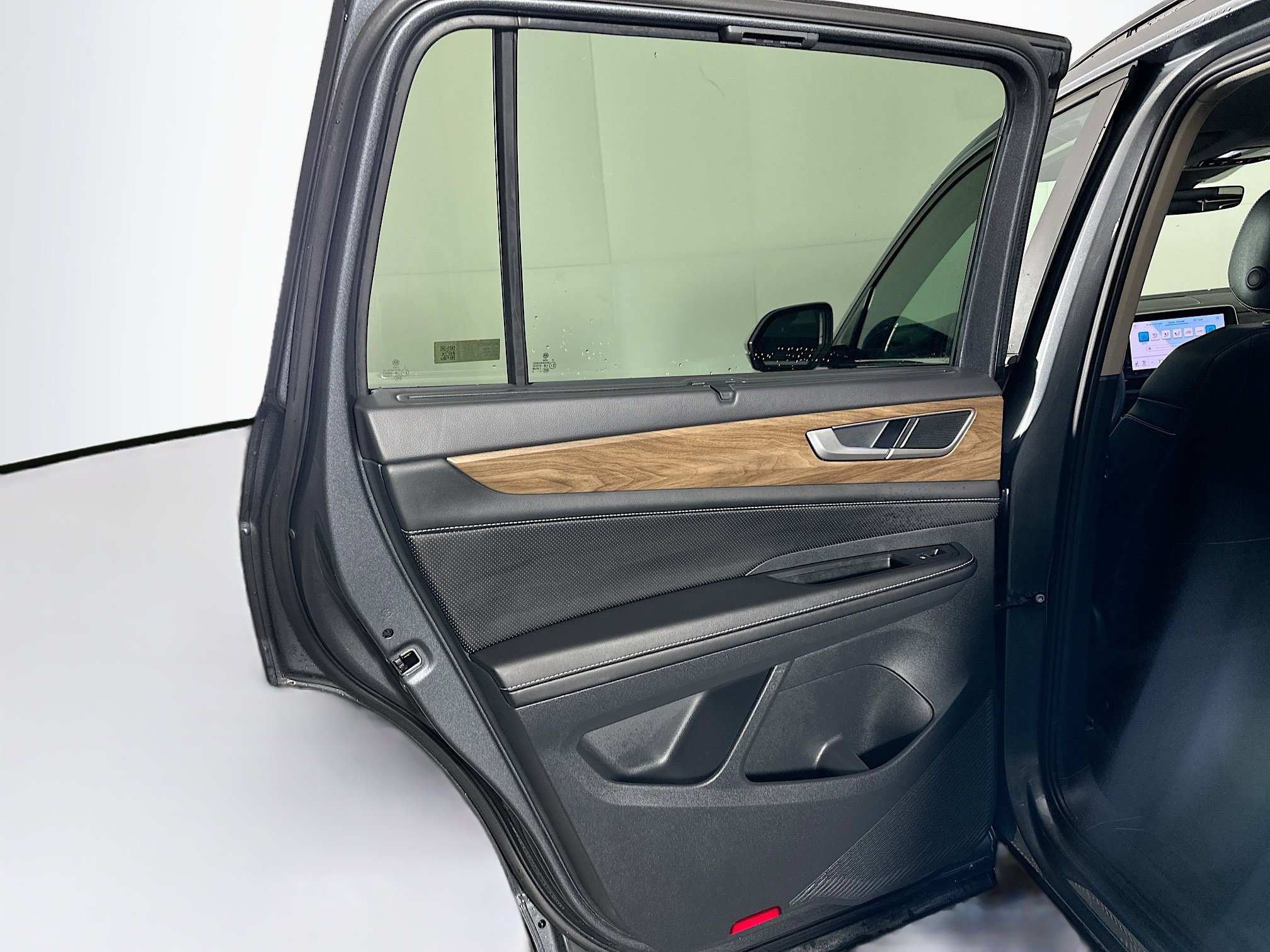 Used 2025 Volkswagen Atlas SE image 25