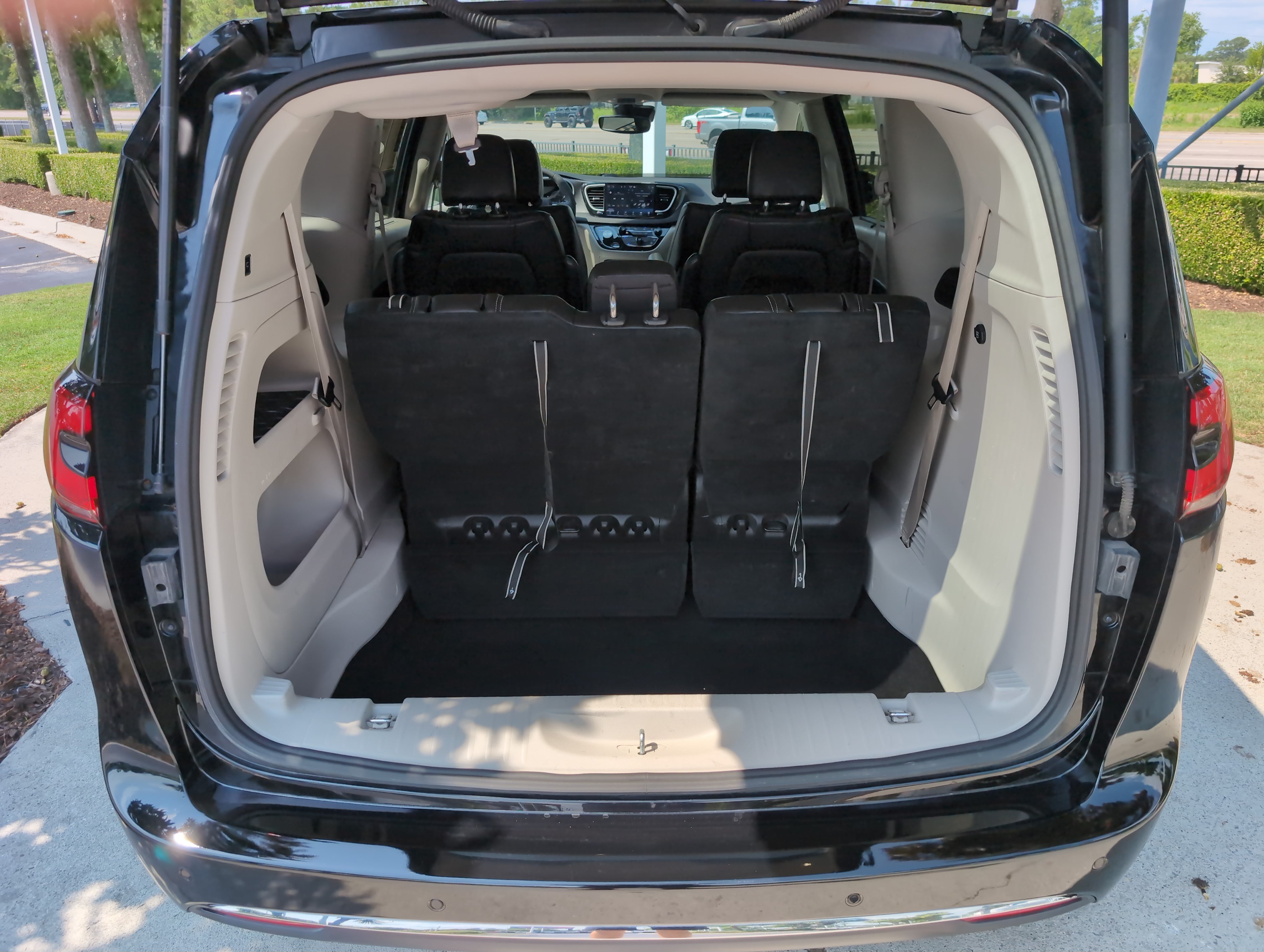 Used 2024 Chrysler Pacifica Touring-L FWD image 31