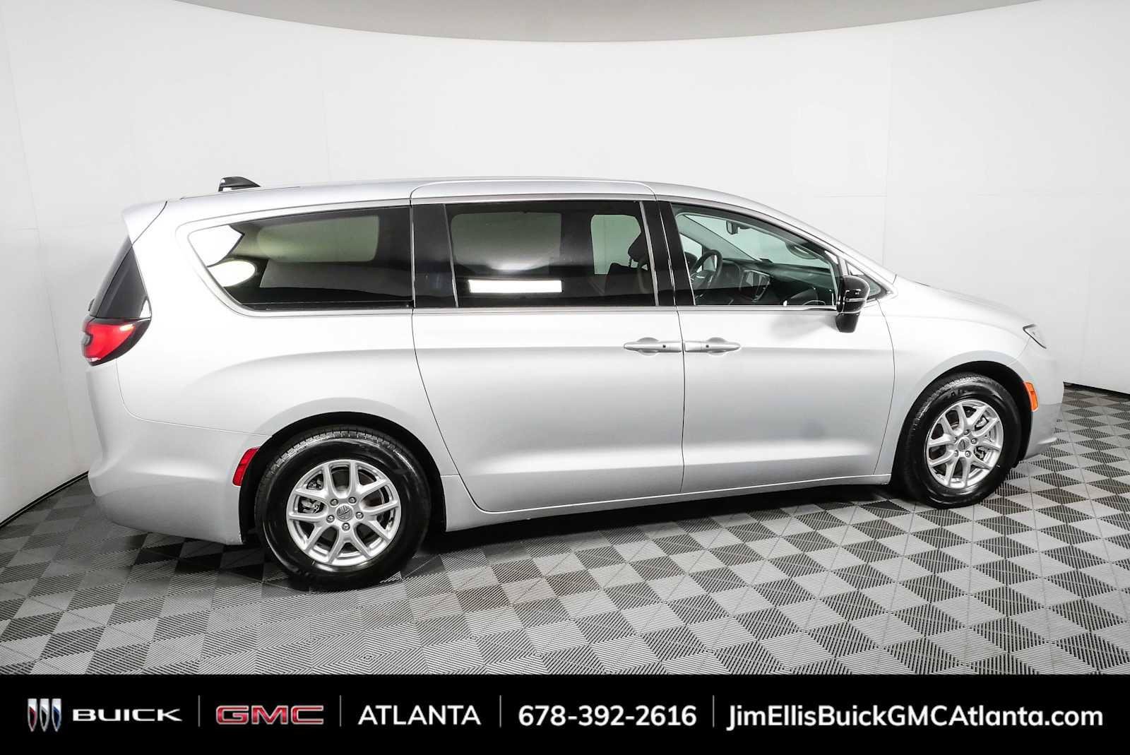 Used 2024 Chrysler Pacifica Touring-L FWD image 2