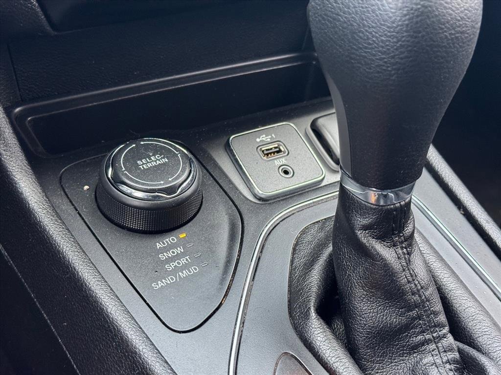 Used 2019 Jeep Cherokee Latitude w/ Cold Weather Group image 16