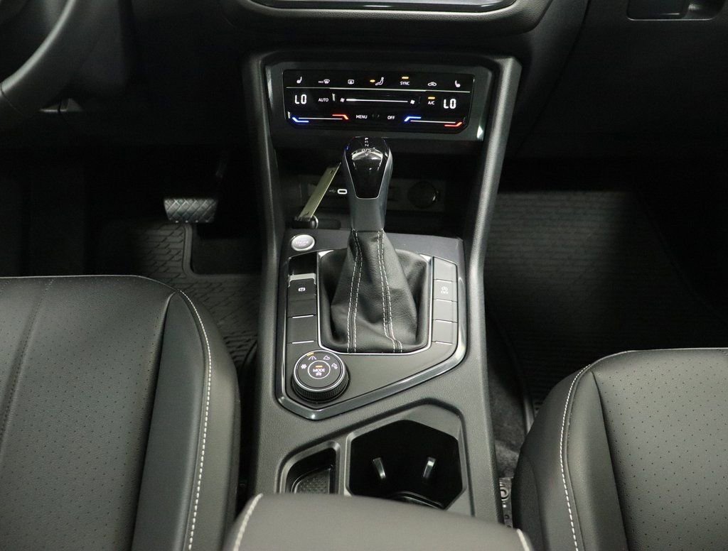 Used 2024 Volkswagen Tiguan SE w/ Panoramic Sunroof Package image 20