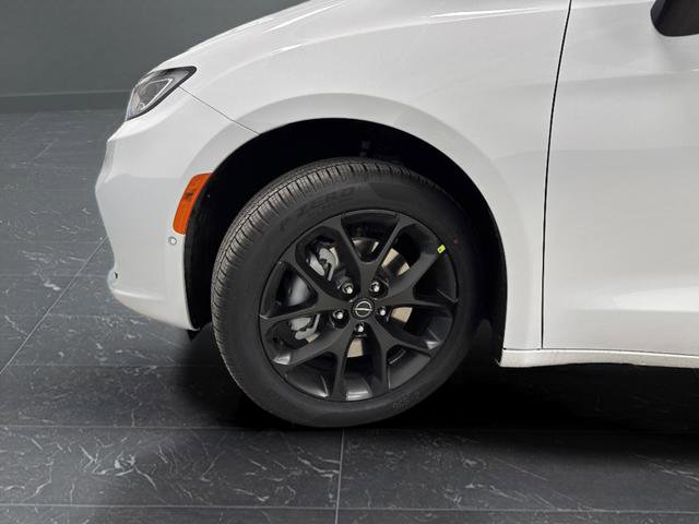 New 2026 Chrysler Pacifica Limited w/ Uconnect Theater Family Group image 38
