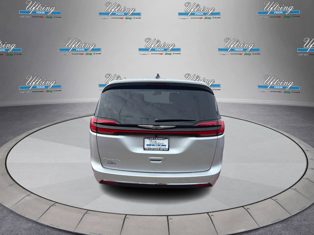 New 2026 Chrysler Pacifica Select image 4