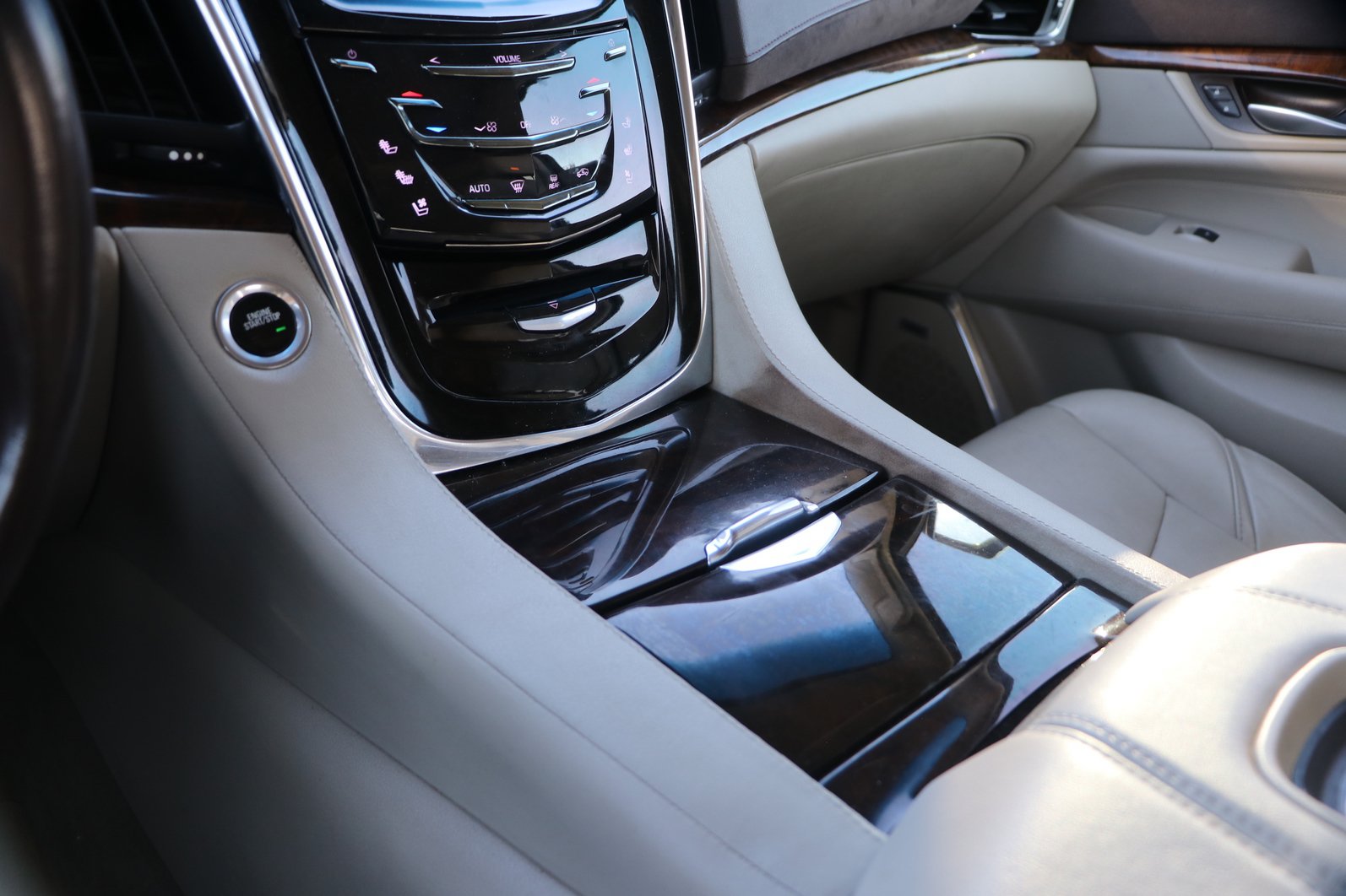 Used 2015 Cadillac Escalade Premium AWD/4WD image 24
