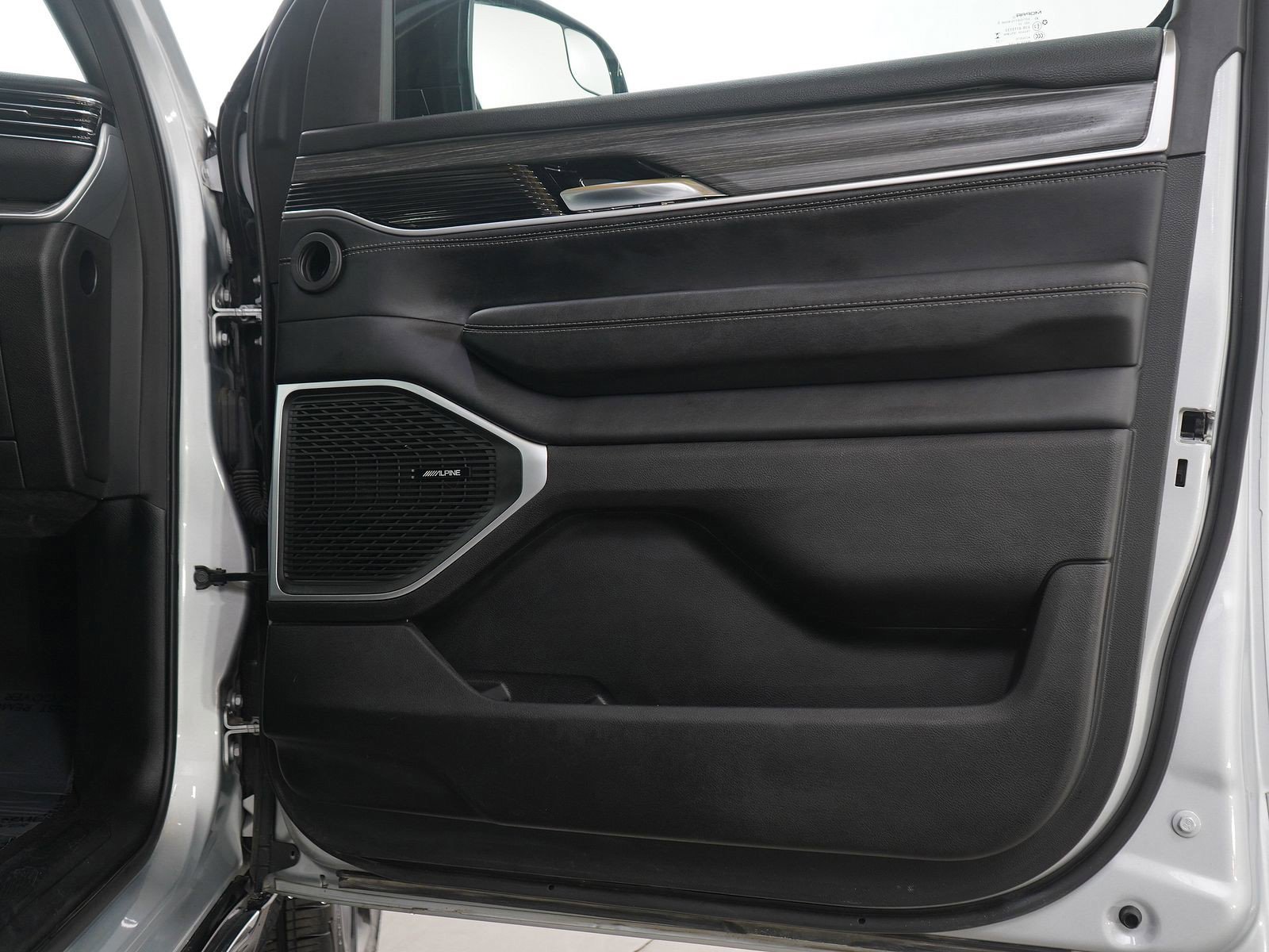 Used 2023 Jeep Wagoneer L Series II w/ Premium Group I image 9