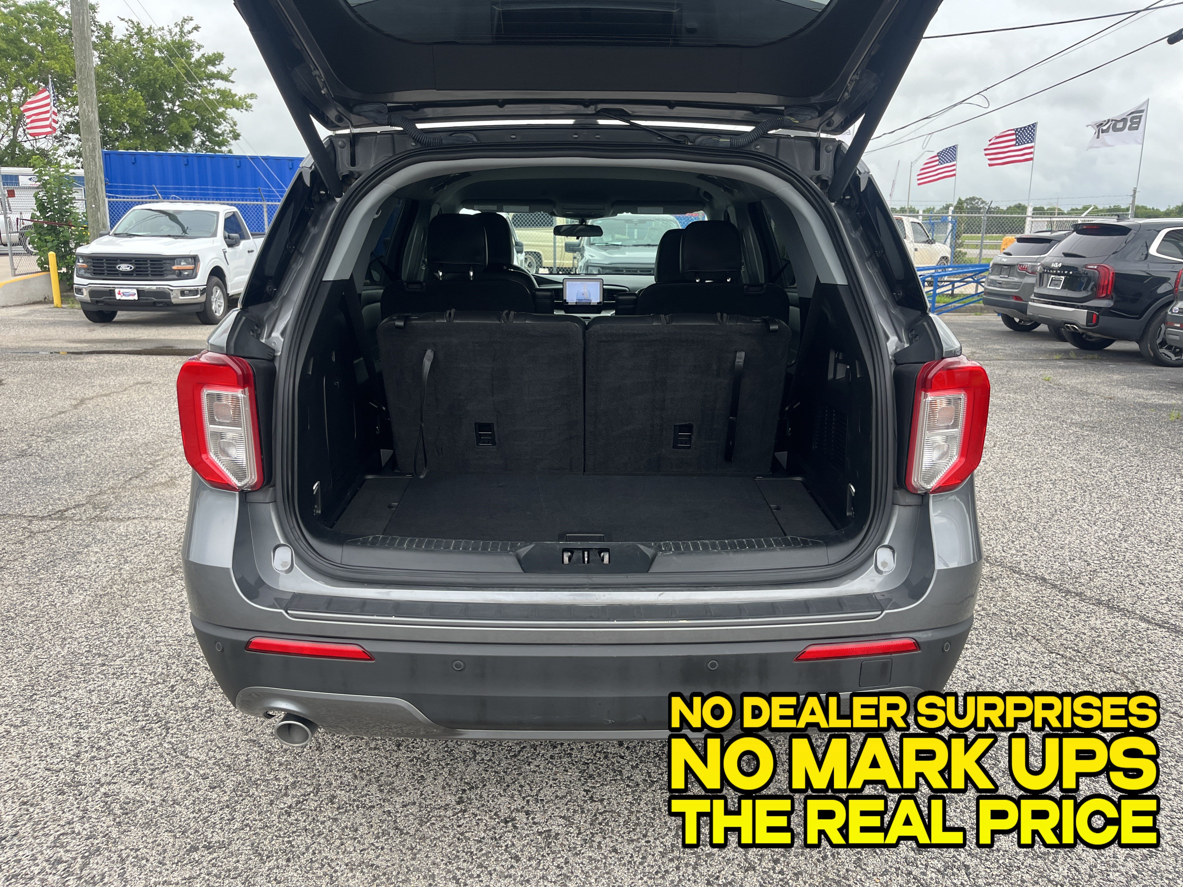 Used 2023 Ford Explorer XLT w/ Equipment Group 202A RWD image 5