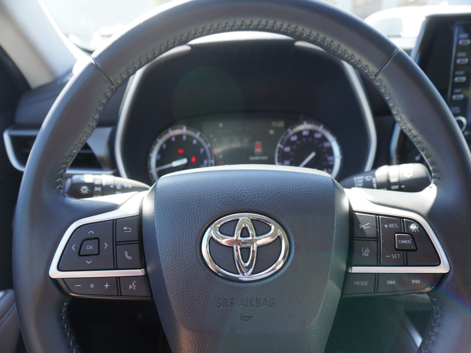 Used 2022 Toyota Highlander XLE AWD/4WD image 25