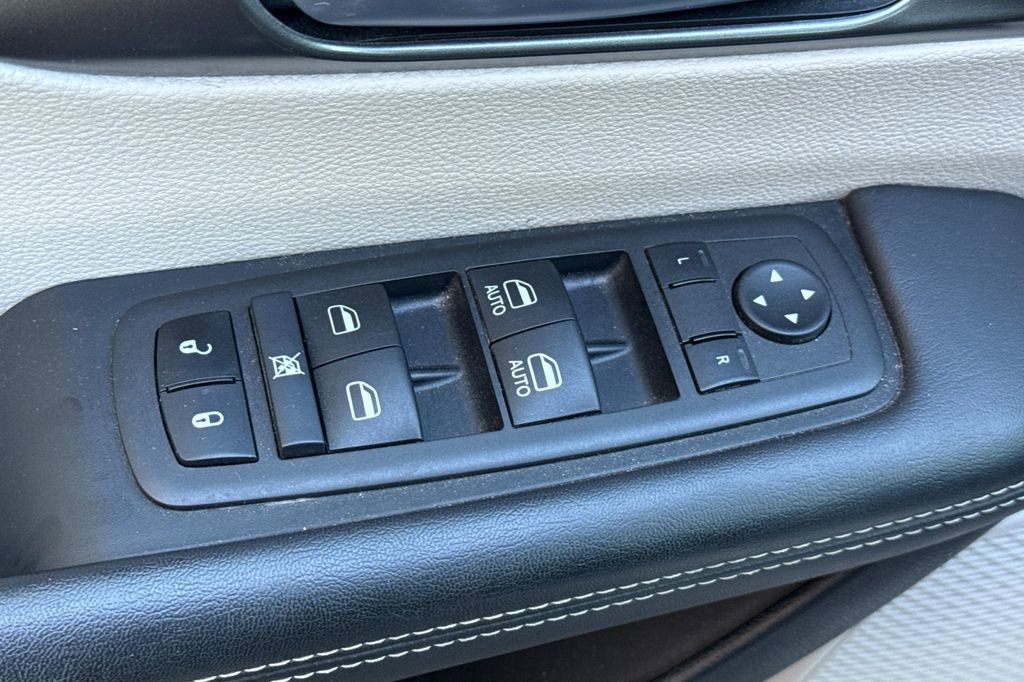 Used 2024 Chrysler Pacifica Touring-L image 18
