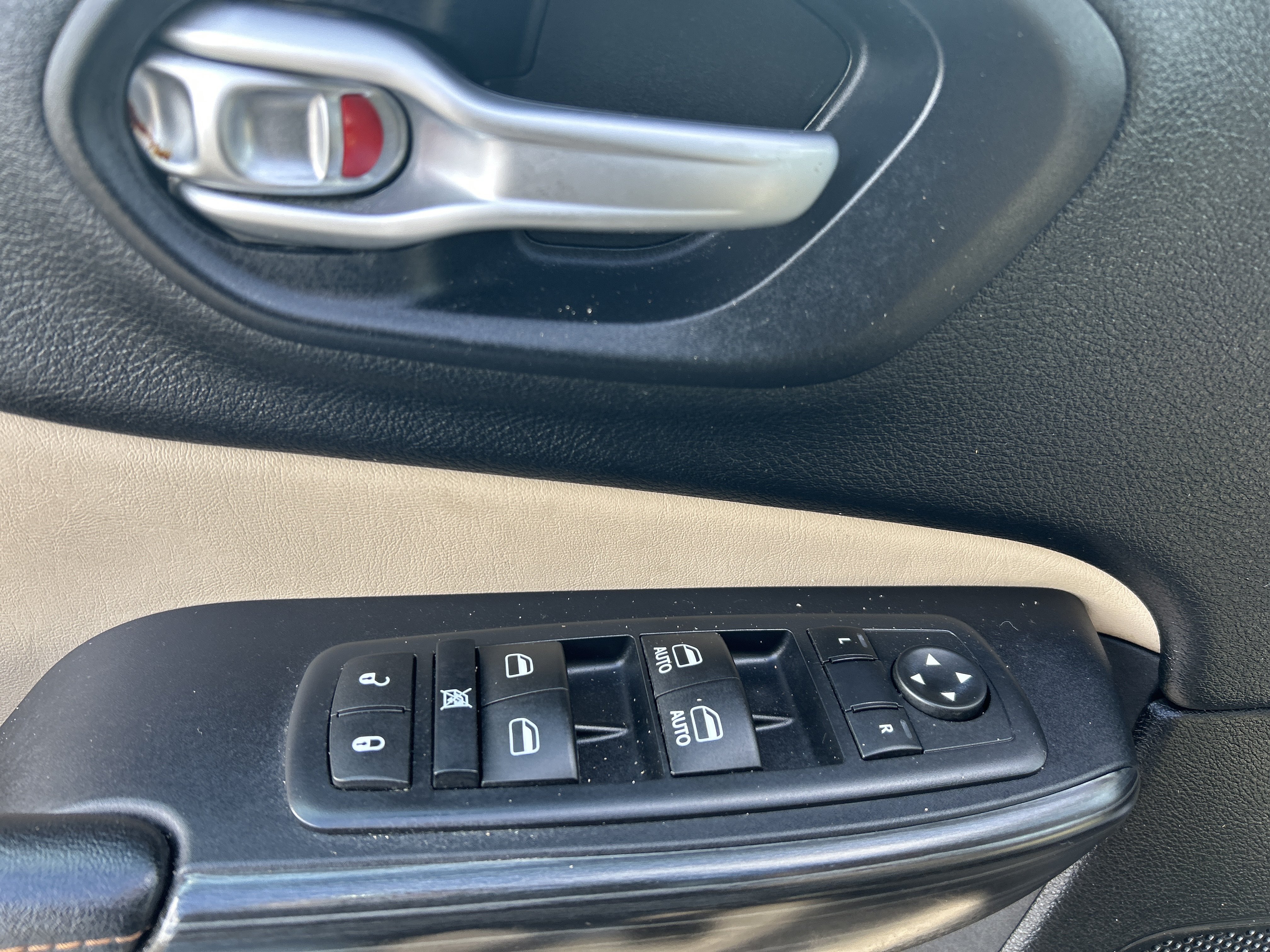 Used 2016 Jeep Cherokee Limited AWD/4WD image 10