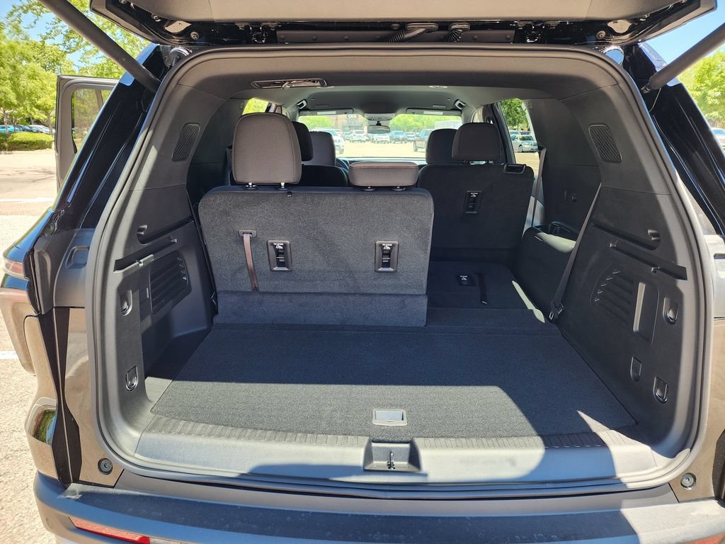 New 2025 Chevrolet Traverse LT FWD image 24