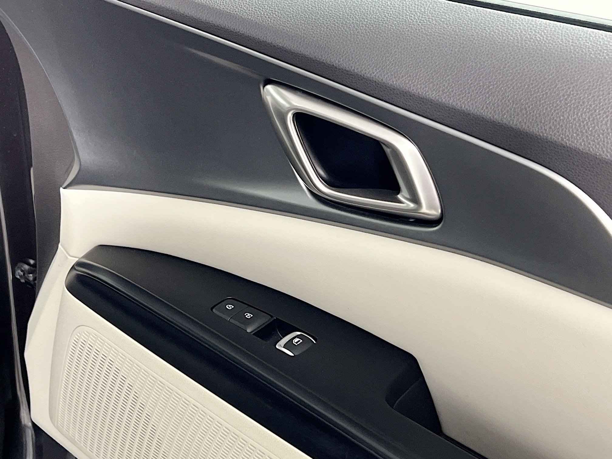 Used 2024 Kia Carnival LX image 32