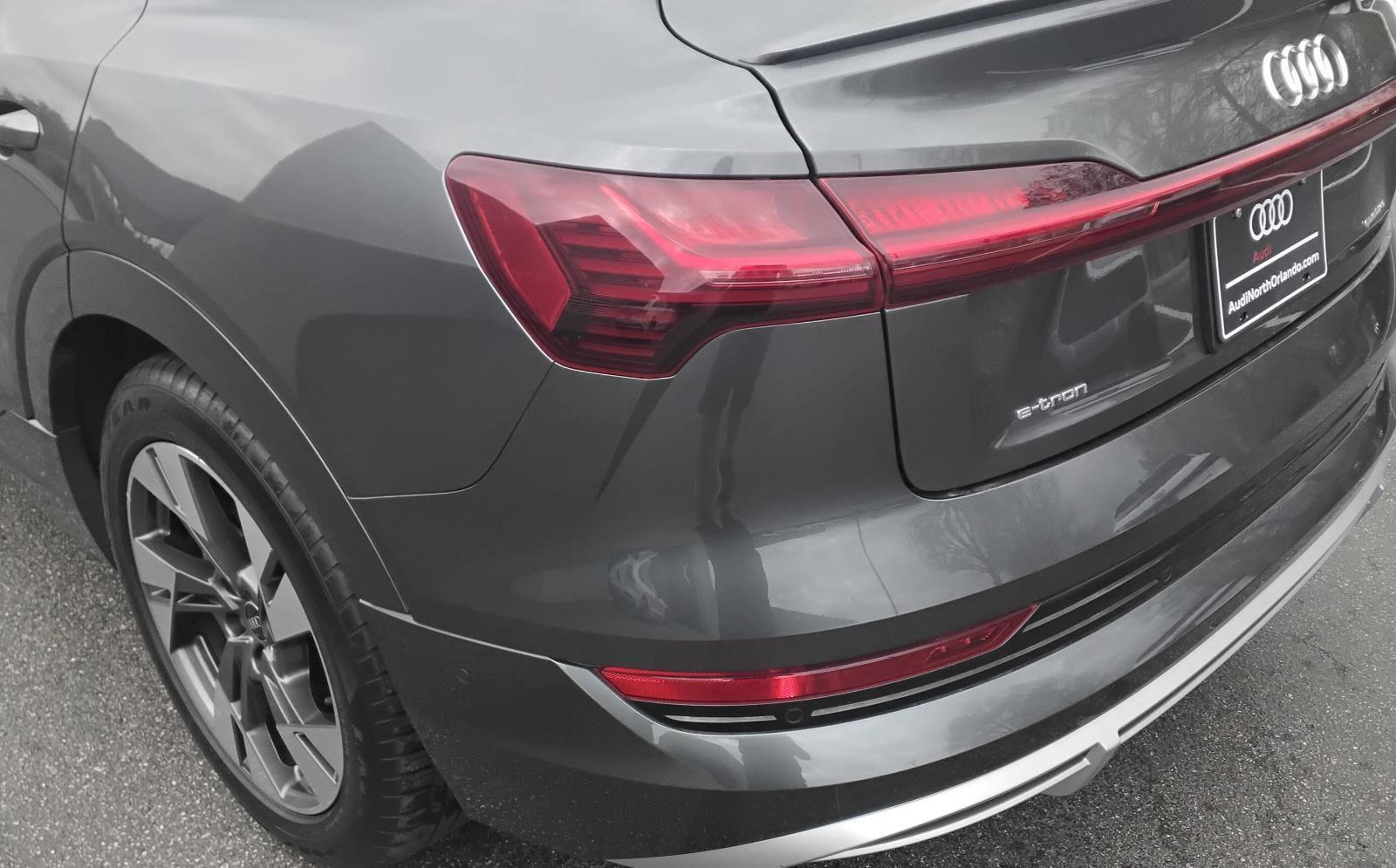 Used 2021 Audi e-tron Prestige w/ Prestige Package image 10