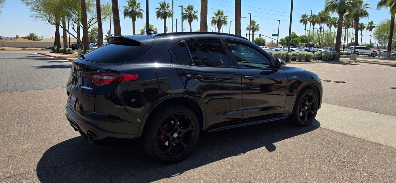 Used 2022 Alfa Romeo Stelvio Veloce AWD/4WD image 4