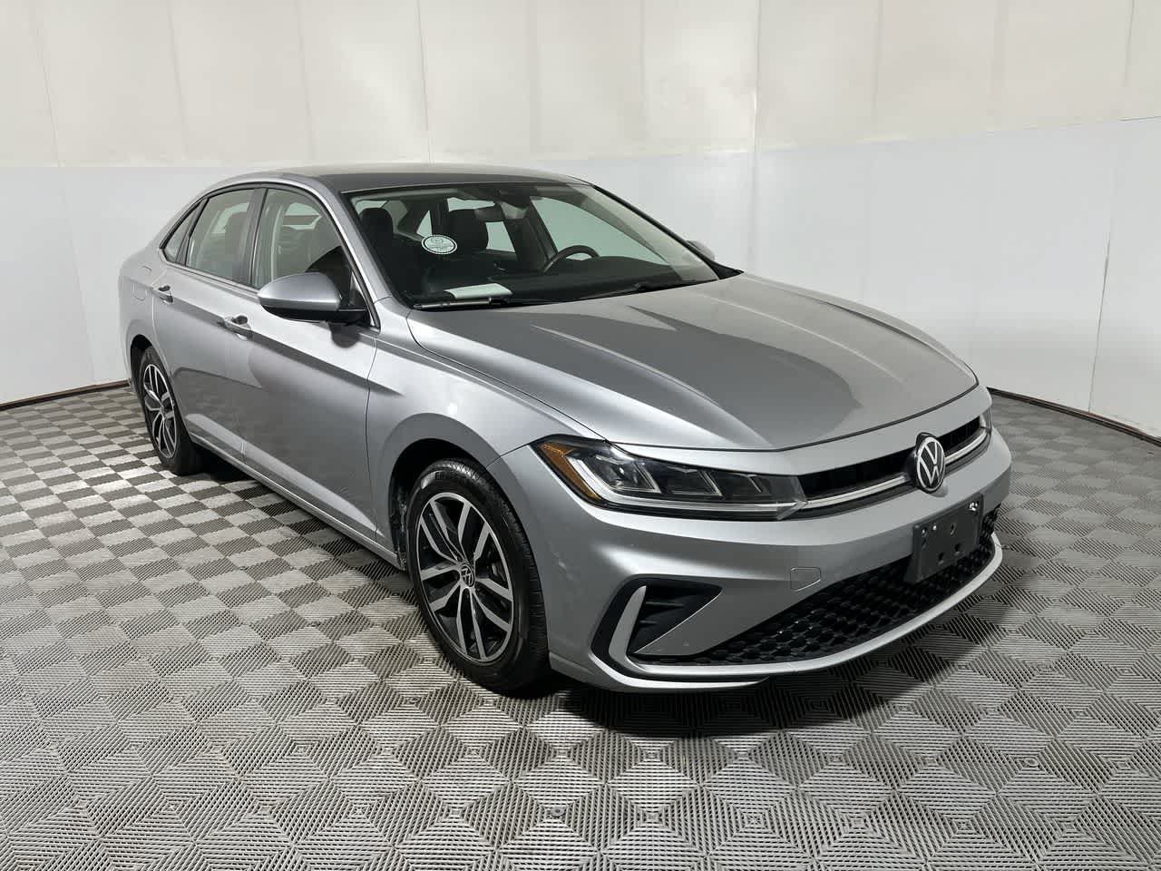 Used 2025 Volkswagen Jetta SE FWD image 2