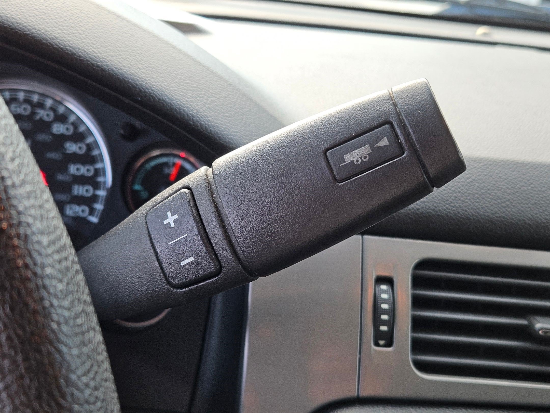 Used 2012 Chevrolet Suburban 4WD image 25