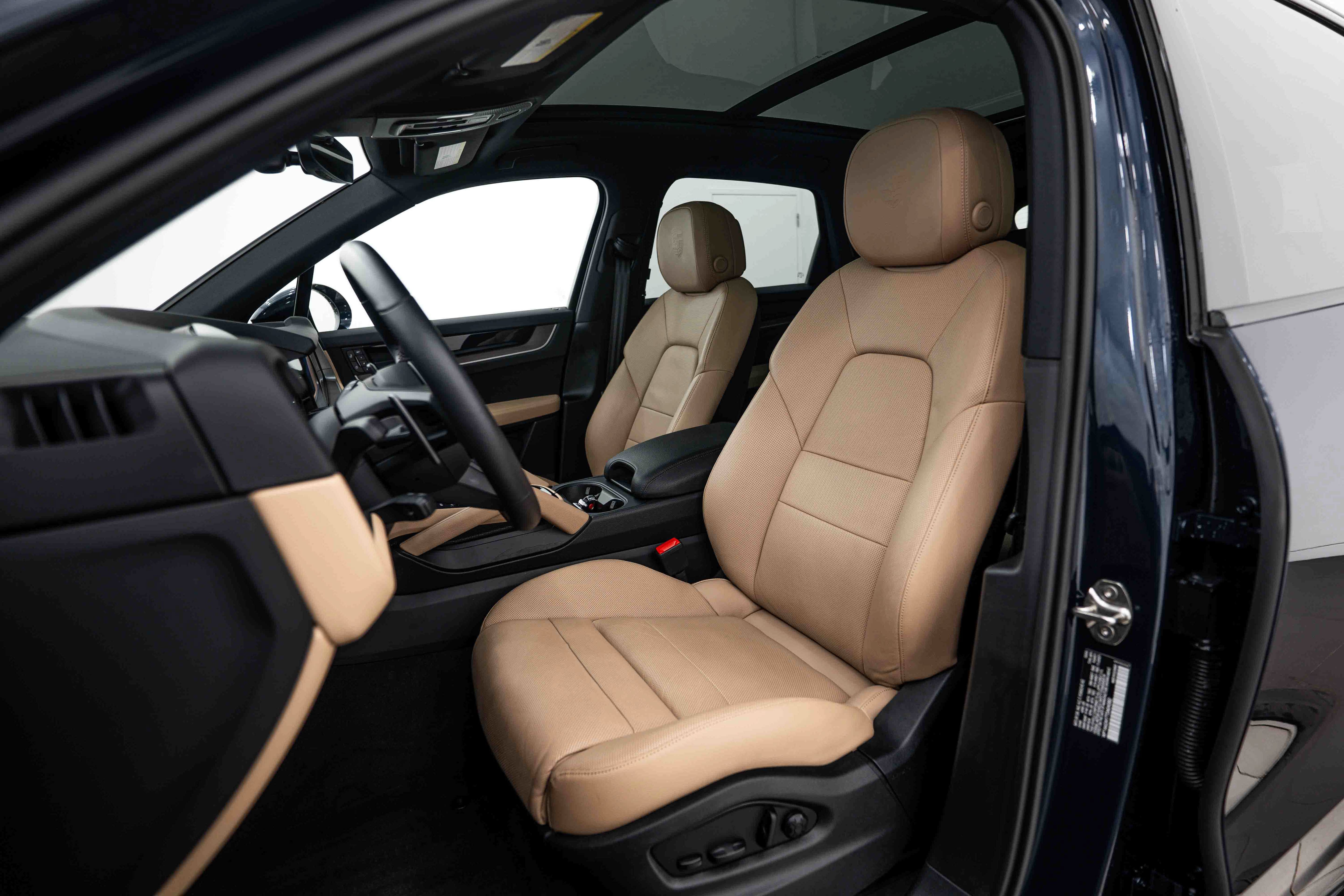 Certified 2026 Porsche Cayenne AWD/4WD image 5