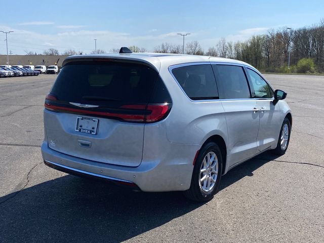 Used 2024 Chrysler Pacifica Touring-L FWD image 3