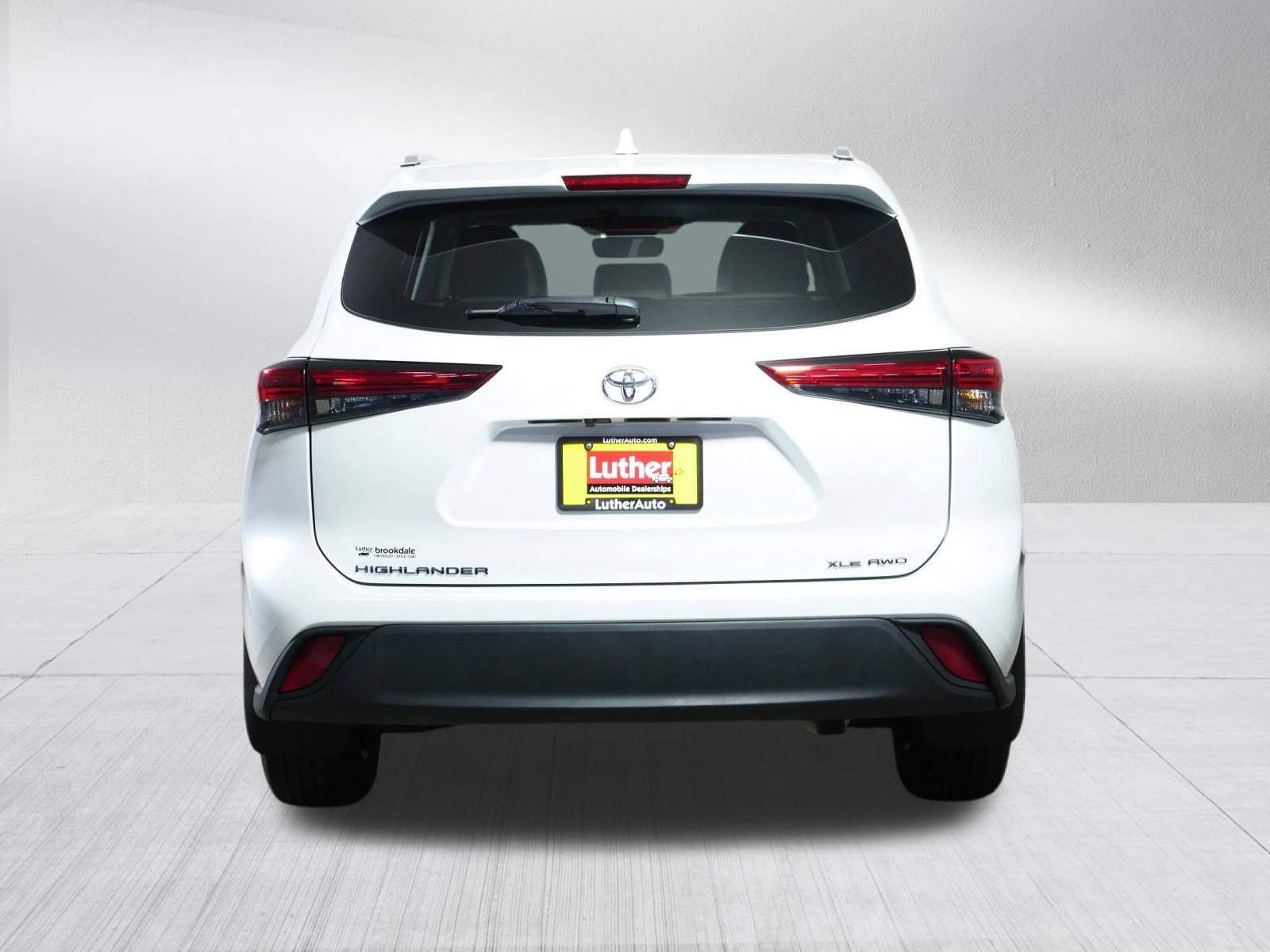 Used 2022 Toyota Highlander XLE AWD/4WD image 6