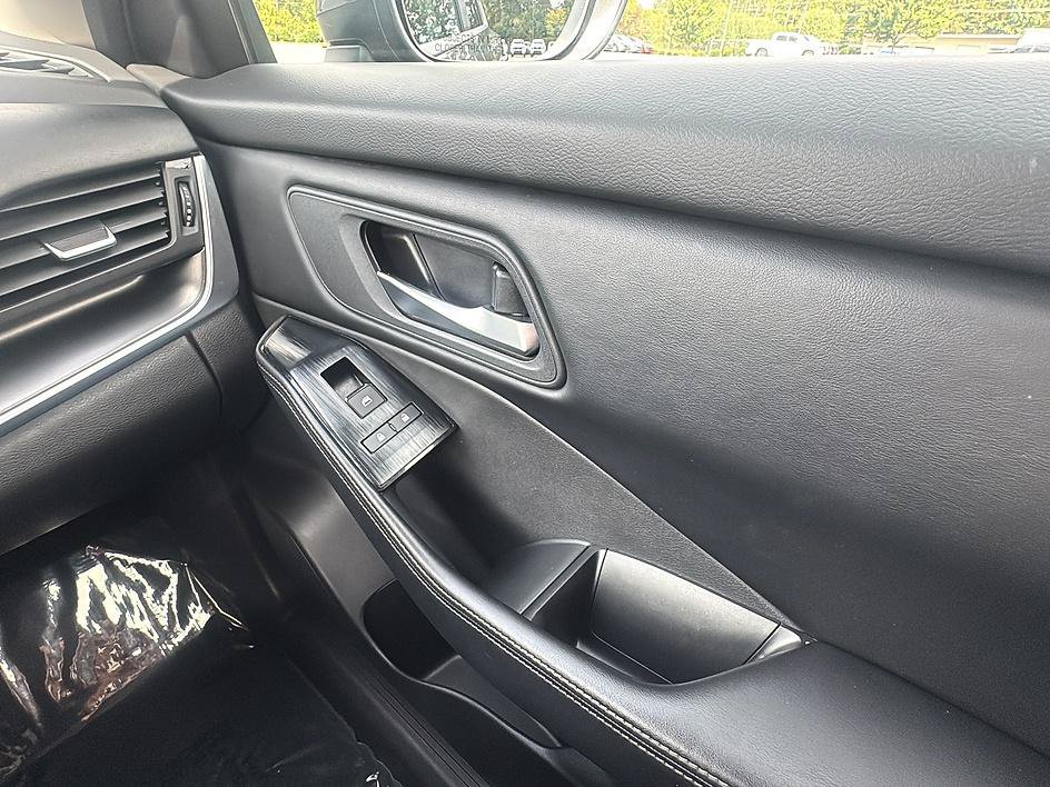 Certified 2025 Nissan Rogue SV AWD/4WD image 27