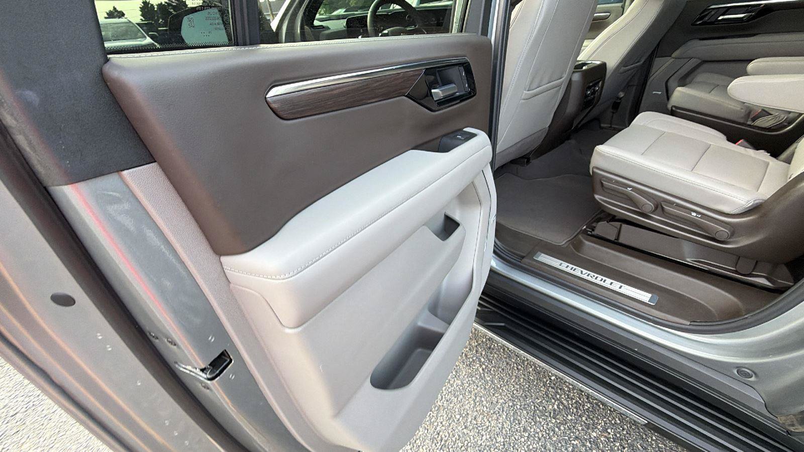 New 2026 Chevrolet Suburban LT w/ Comfort Package AWD/4WD image 17