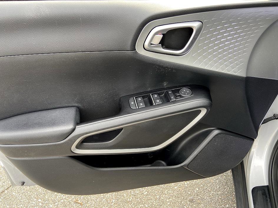Used 2021 Kia Soul LX image 6