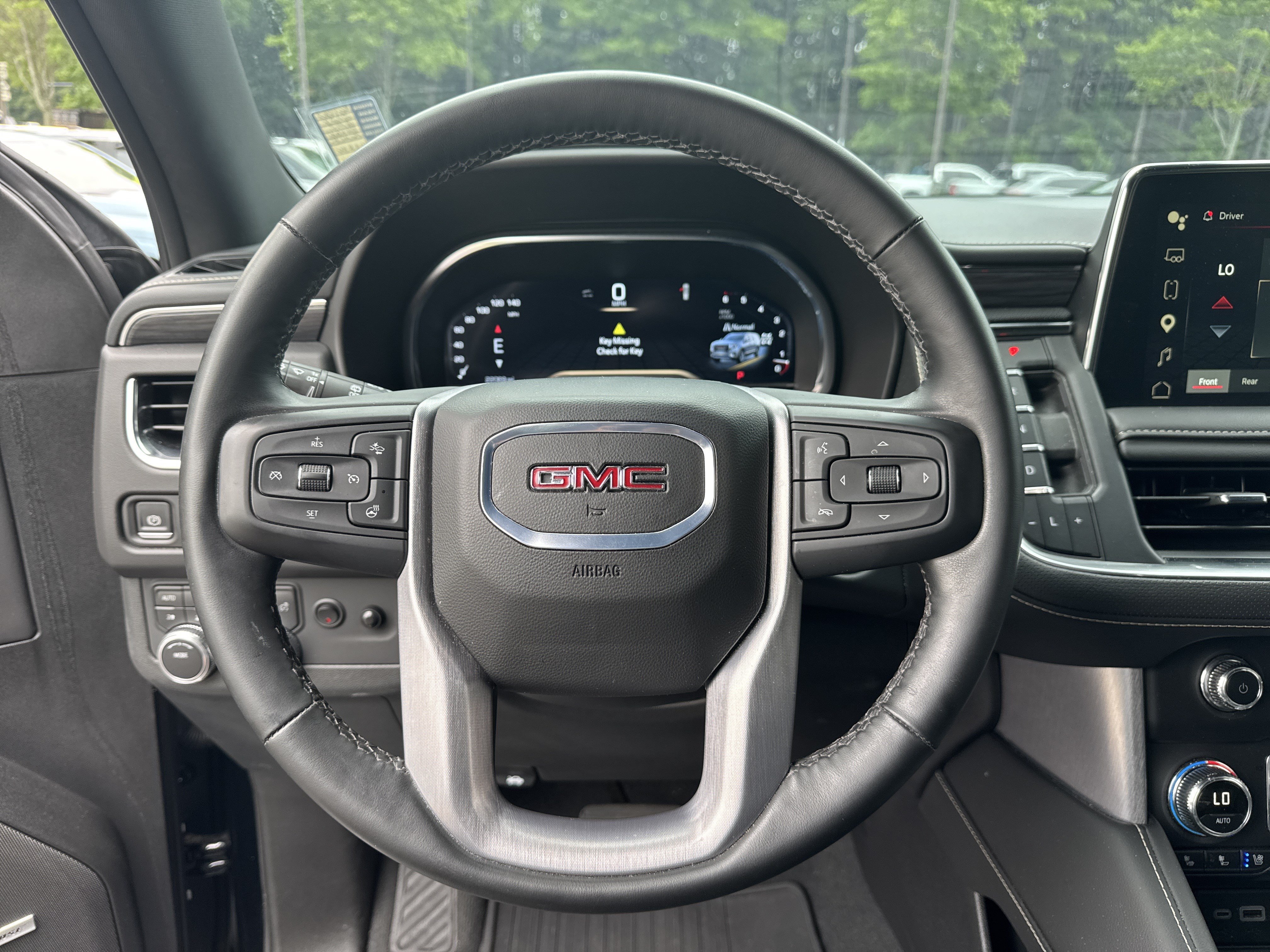 Used 2024 GMC Yukon SLT w/ SLT Premium Package AWD/4WD image 9