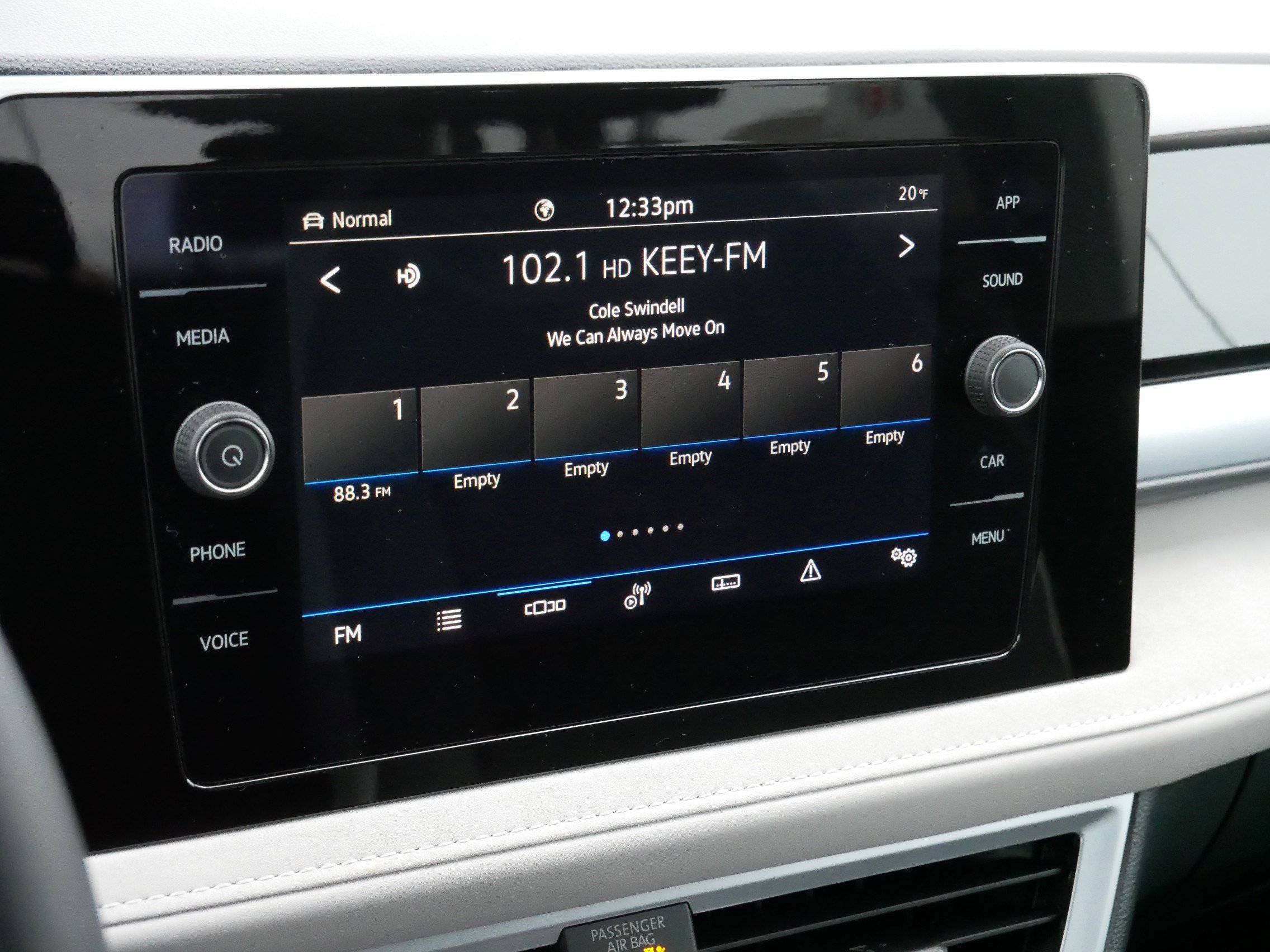 Certified 2025 Volkswagen Taos SE image 22