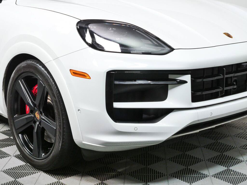 Certified 2025 Porsche Cayenne GTS AWD/4WD image 3