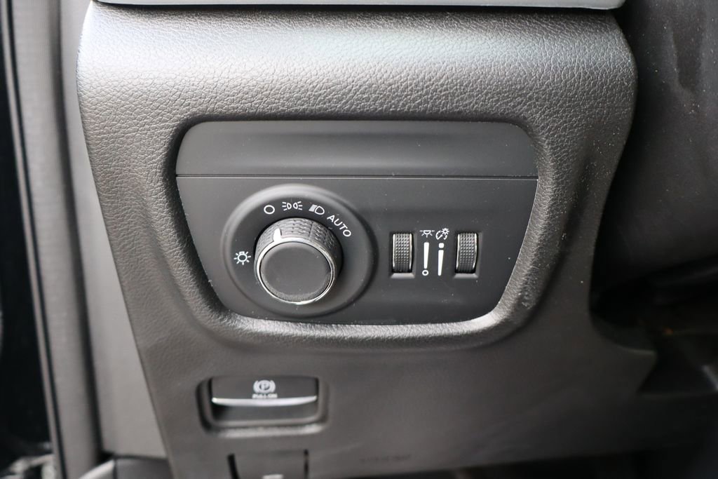 Used 2024 Jeep Grand Cherokee Laredo w/ Luxury Tech Group I AWD/4WD image 13