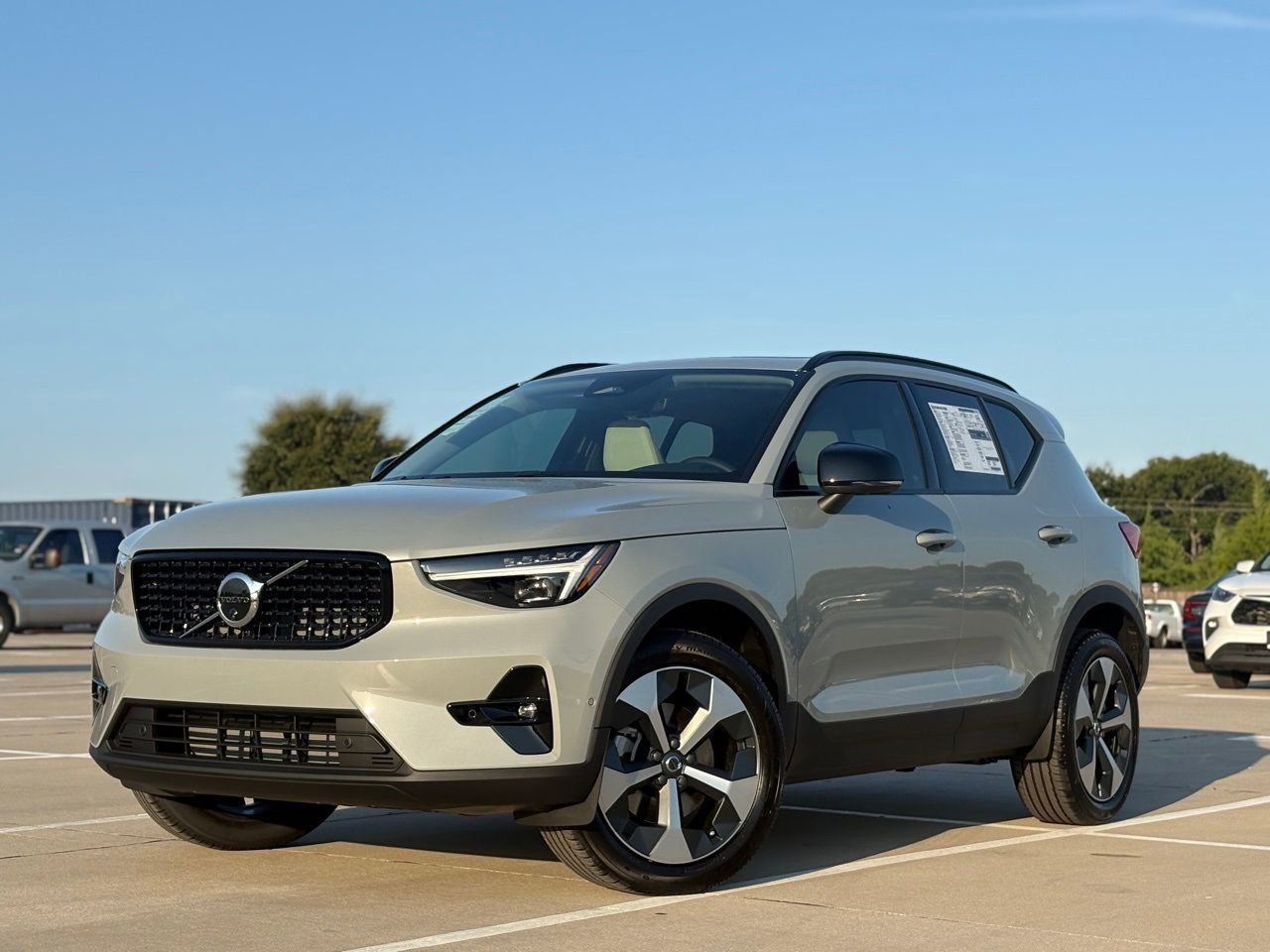 New 2026 Volvo XC40 B5 Plus w/ Protection Package Premier AWD/4WD video 2