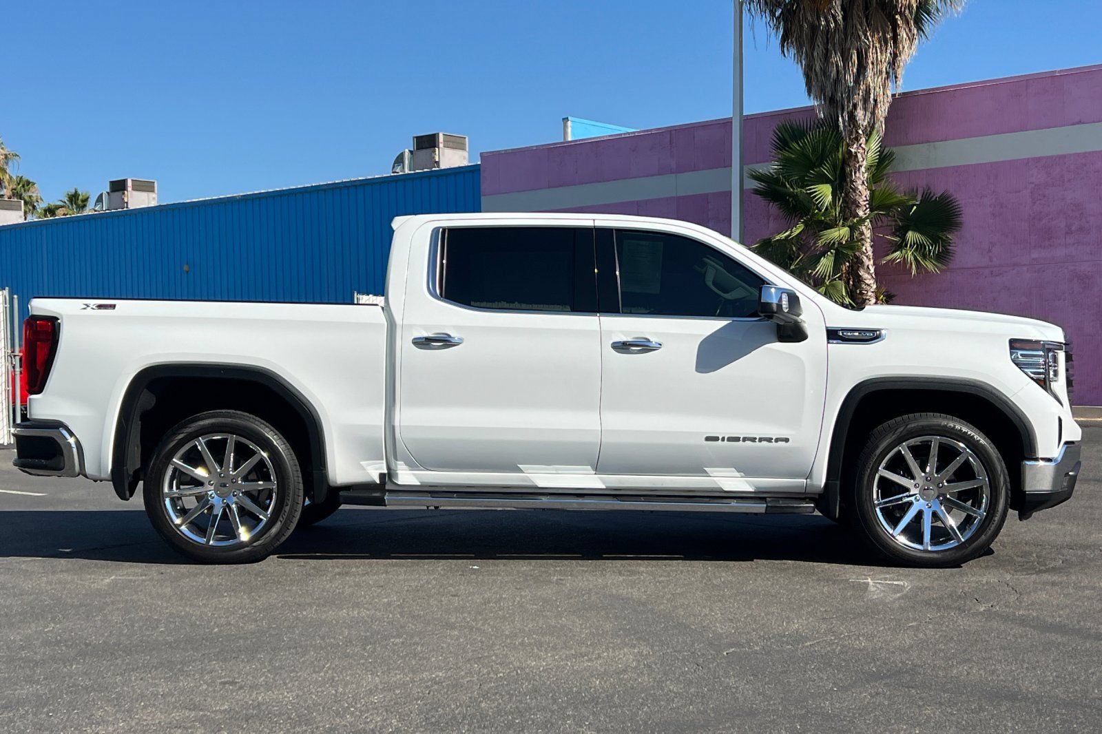 Used 2022 GMC Sierra 1500 SLT w/ SLT Convenience Package AWD/4WD image 3