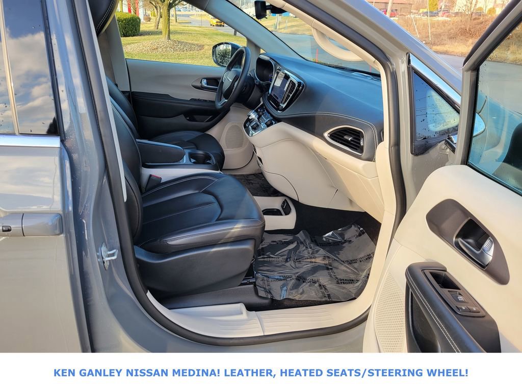 Used 2023 Chrysler Pacifica Touring-L image 50