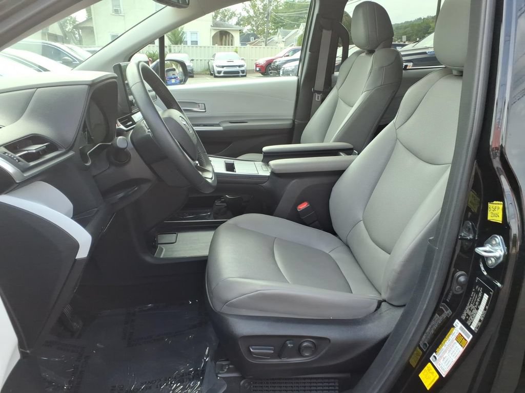Used 2025 Toyota Sienna XLE FWD image 18