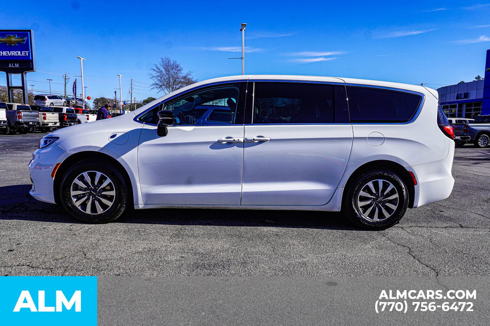 Used 2024 Chrysler Pacifica Select image 10