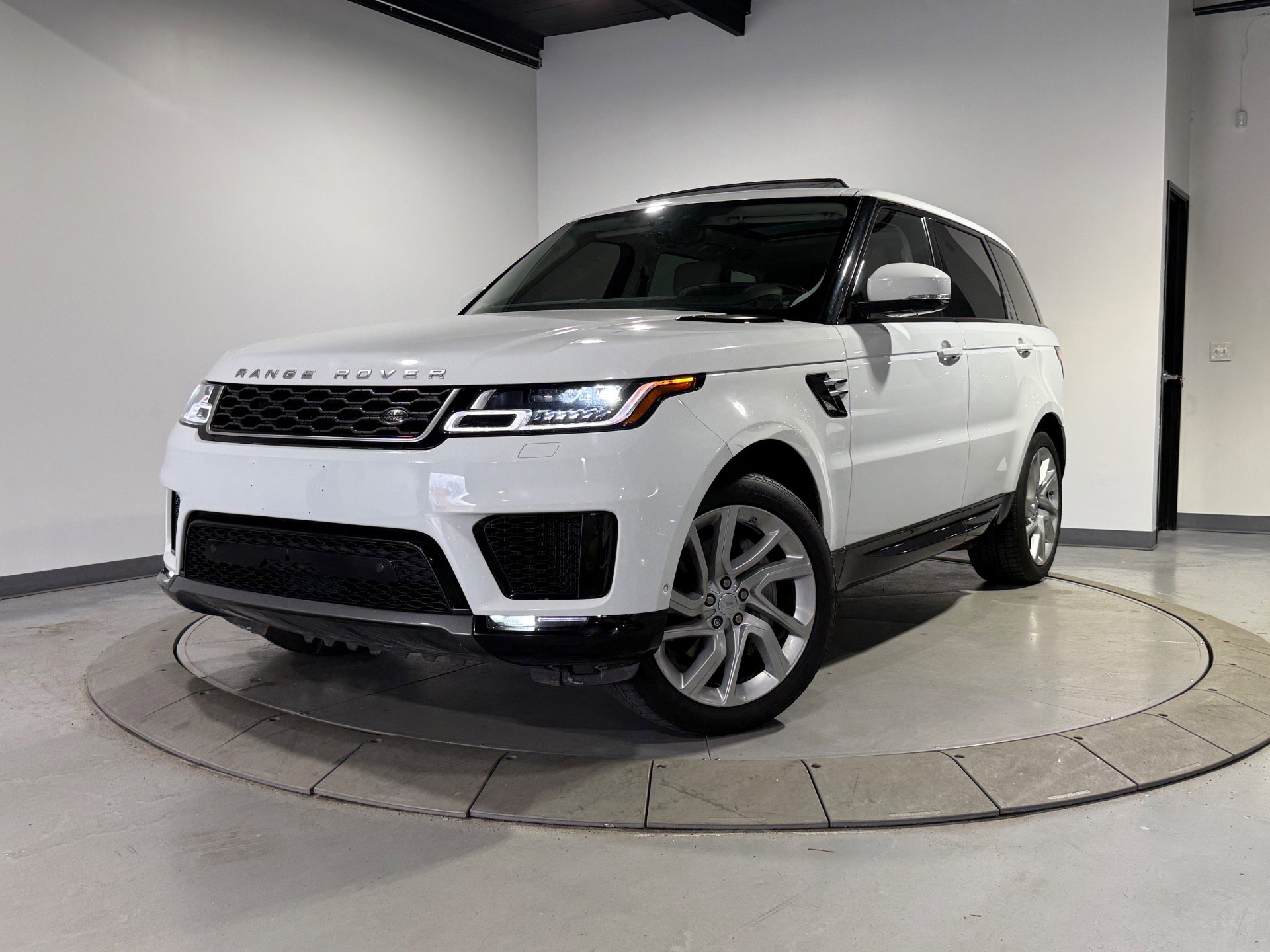 Used 2018 Land Rover Range Rover Sport HSE AWD/4WD image 2