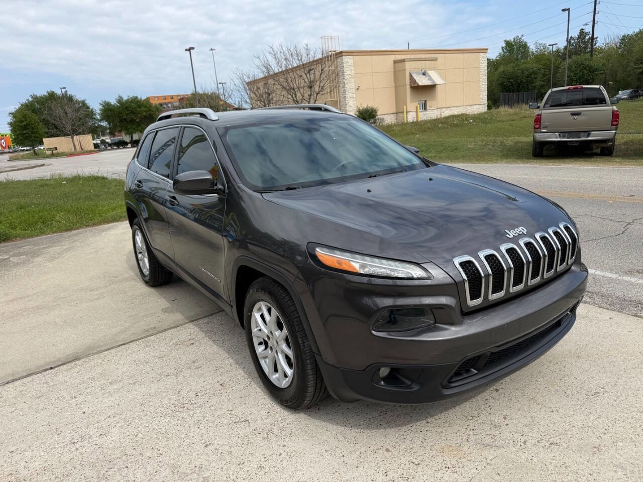 Used 2017 Jeep Cherokee Latitude w/ Comfort & Sound Group FWD image 5