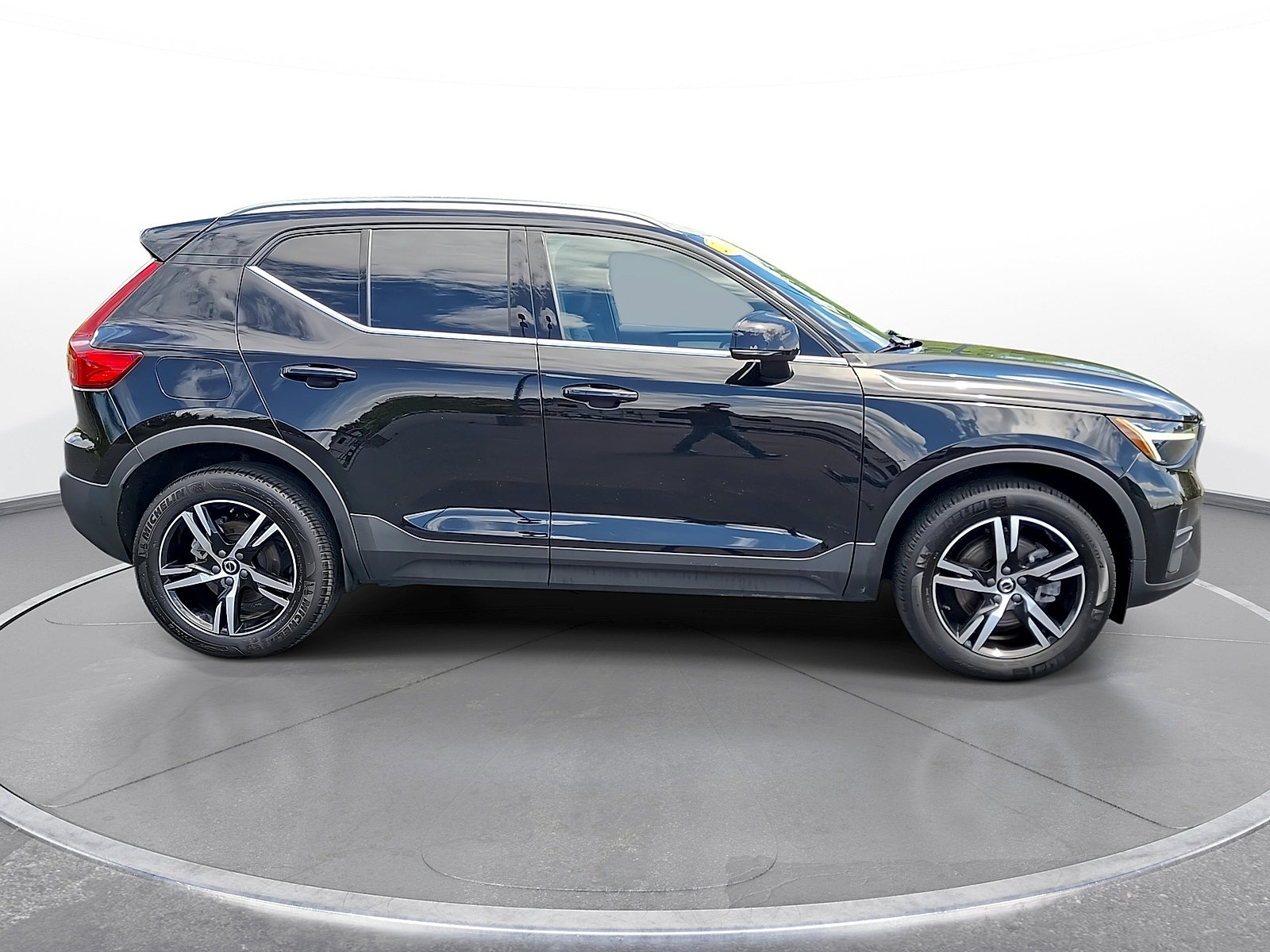 Used 2024 Volvo XC40 B5 Core AWD/4WD image 9