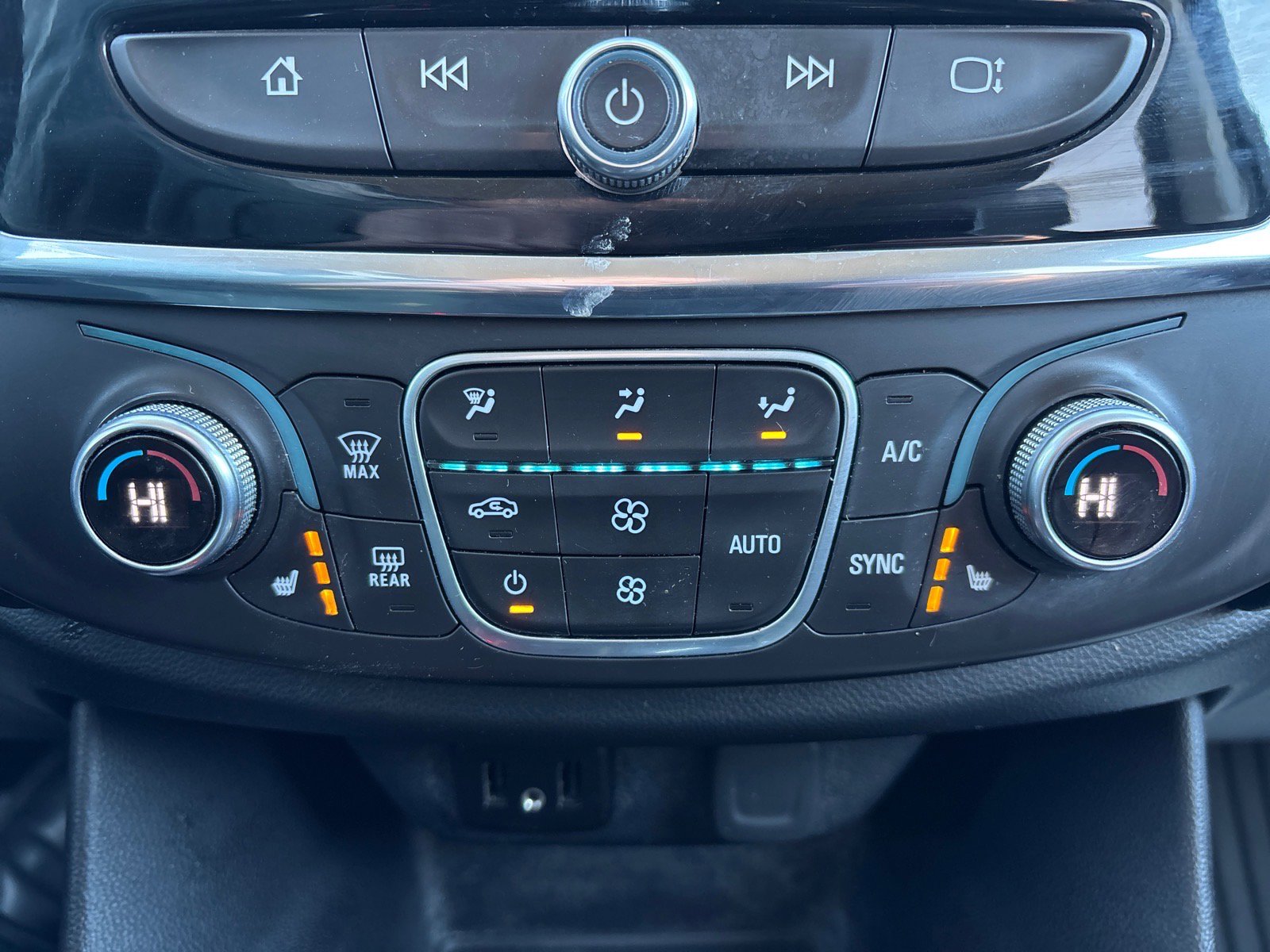 Used 2018 Chevrolet Traverse LT image 36