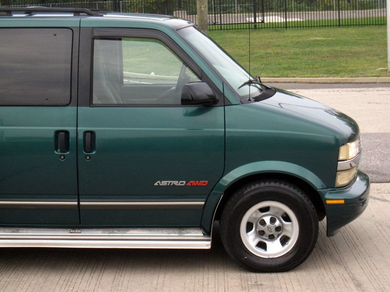 Used 1998 Chevrolet Astro AWD Passenger image 11