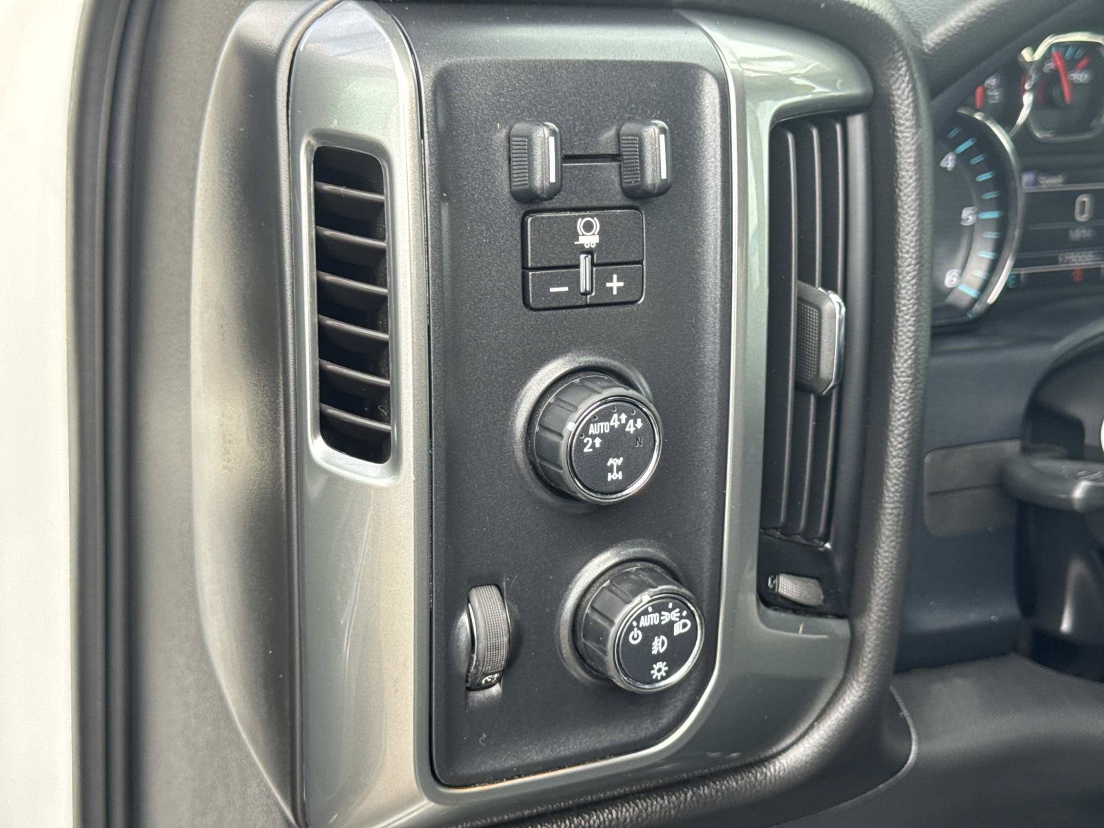 Used 2018 Chevrolet Silverado 1500 LT w/ All Star Edition AWD/4WD image 19