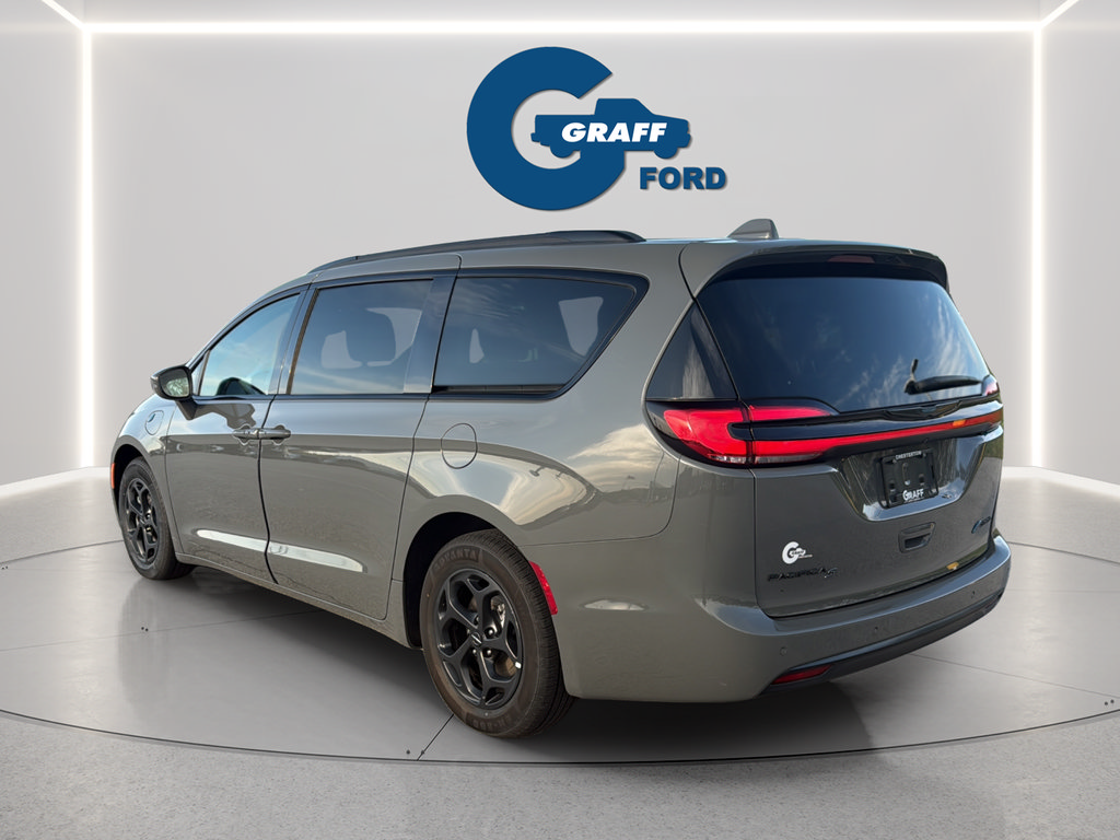 Used 2021 Chrysler Pacifica Touring w/ Uconnect Theater Family Group FWD image 10