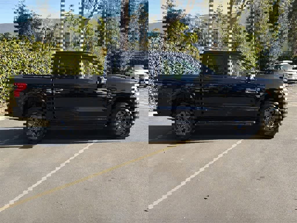 Used 2022 Ford F150 Lightning Lariat image 7