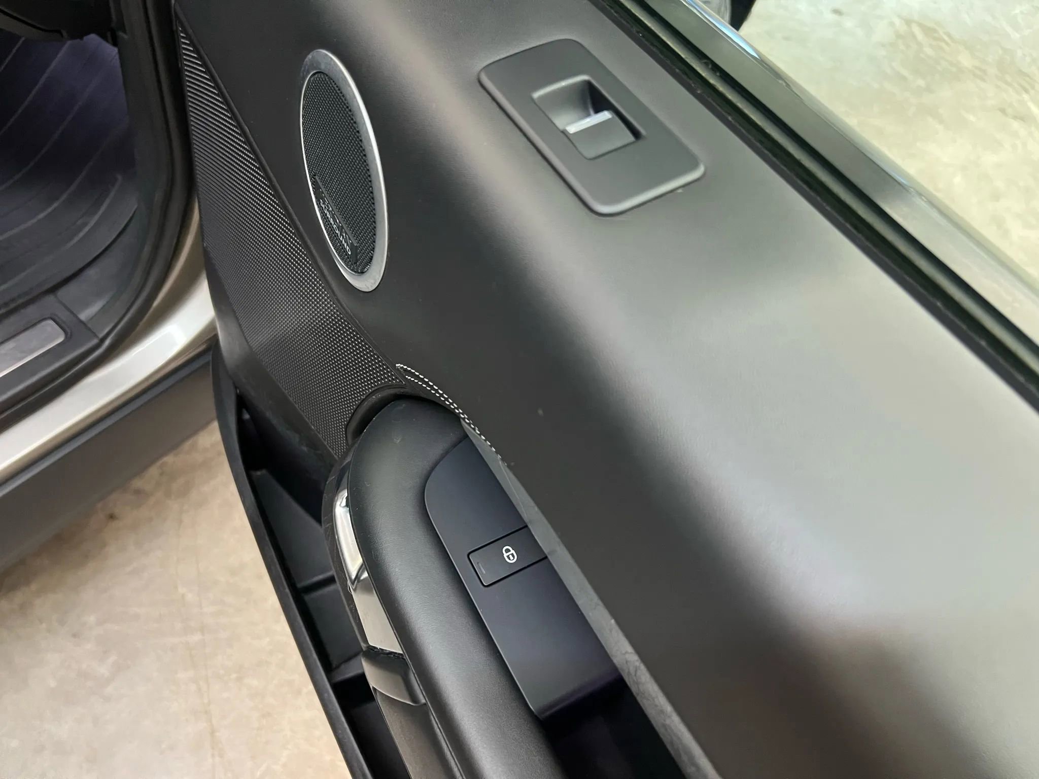 Used 2017 Land Rover Discovery First Edition image 29
