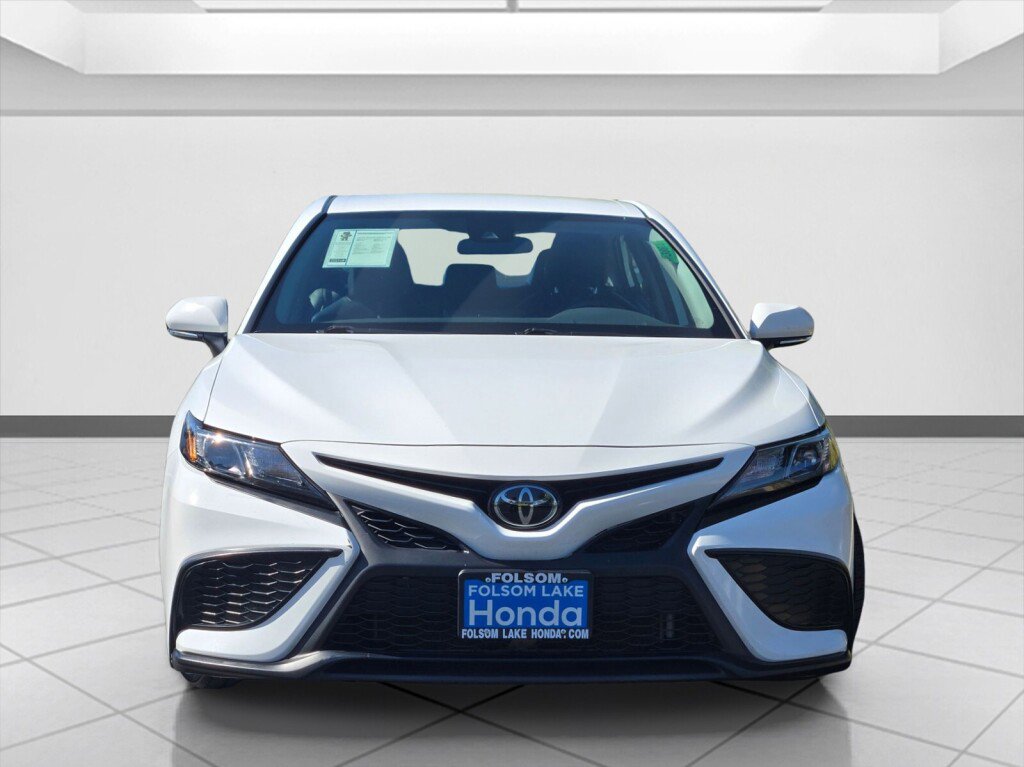 Used 2023 Toyota Camry SE image 2