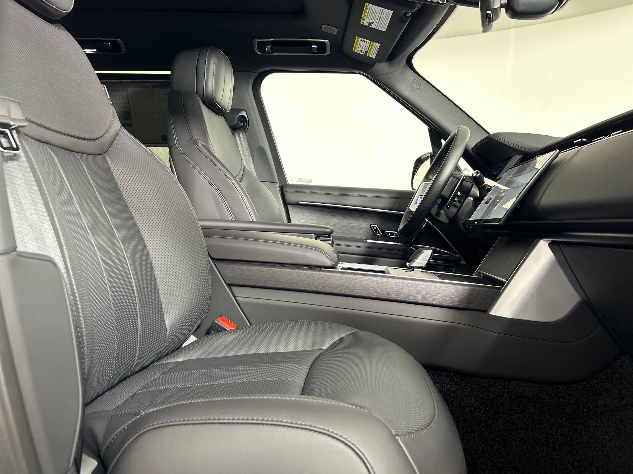 New 2025 Land Rover Range Rover Long Wheelbase SE image 18