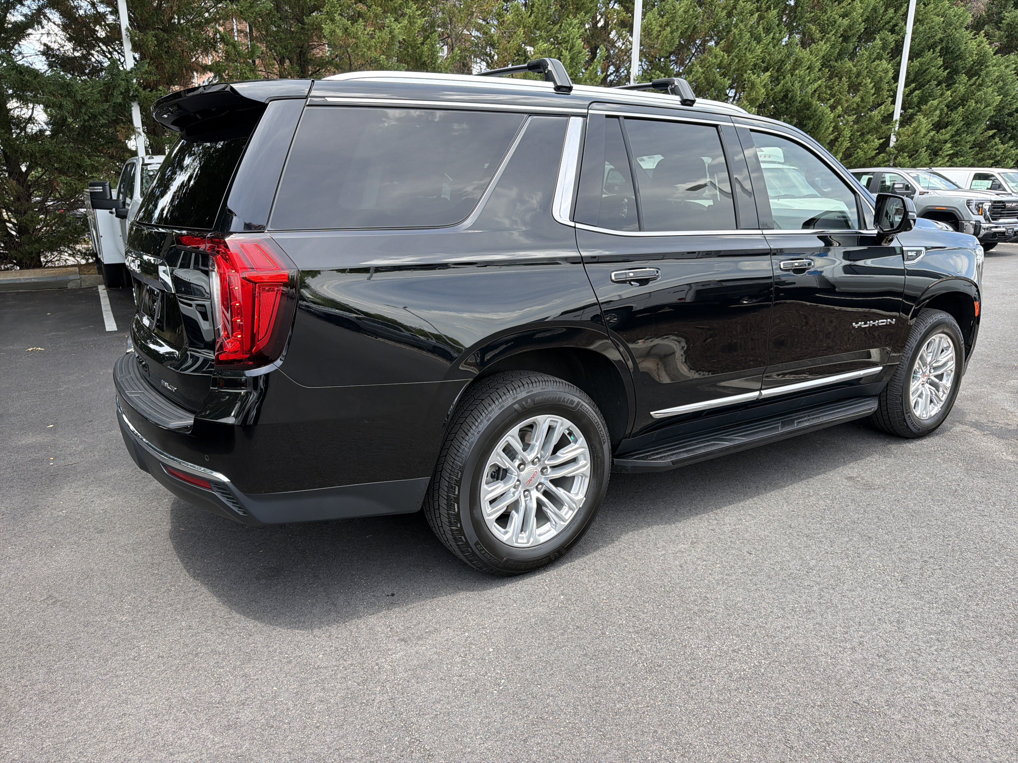 Used 2023 GMC Yukon SLT w/ SLT Luxury Package AWD/4WD image 10