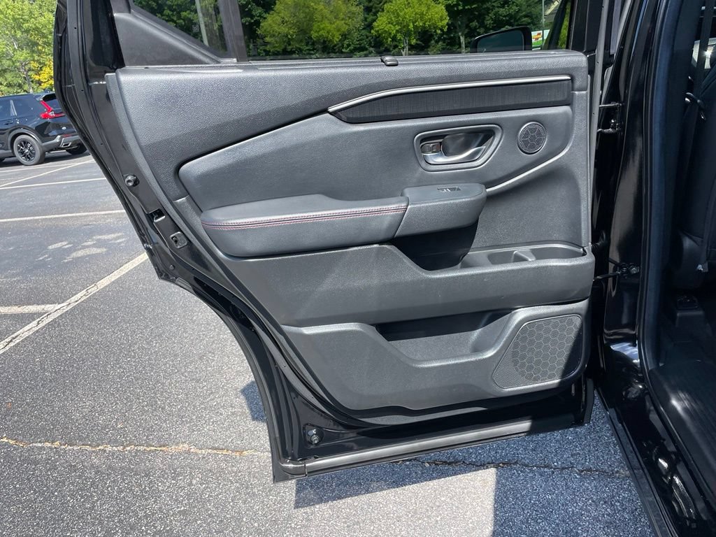 Certified 2025 Honda Pilot Black Edition image 39