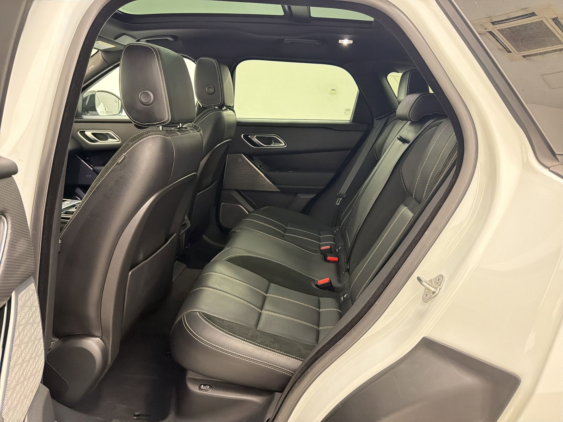 Used 2022 Land Rover Range Rover Velar R-Dynamic S image 14