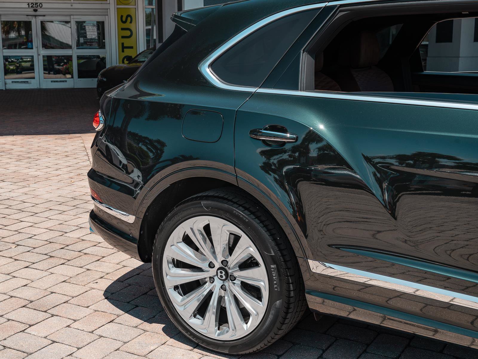 Used 2023 Bentley Bentayga Extended Wheelbase AWD/4WD image 15